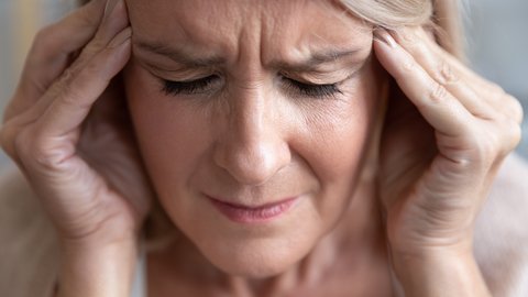 People with #migraines have an increased risk of a sudden sensorineural hearing loss, study finds. bit.ly/3FsNOTw #hearingloss #suddenhearingloss