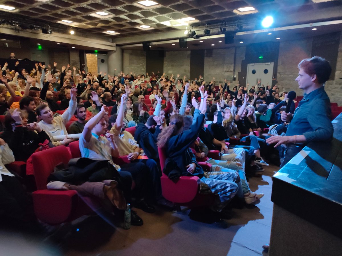 Cinema2Scenes's tweet photo. ...et qui voit "Pulp fiction" en salle pour la première fois? Salle pleine hier soir au Kursaal. Merci à Emmanuel Burdeau pour sa présentation et conférence. Merci au @clublumierefr  Ce soir mardi 6 "Jackie Brown" à 20h https://t.co/p9dthoaaGs