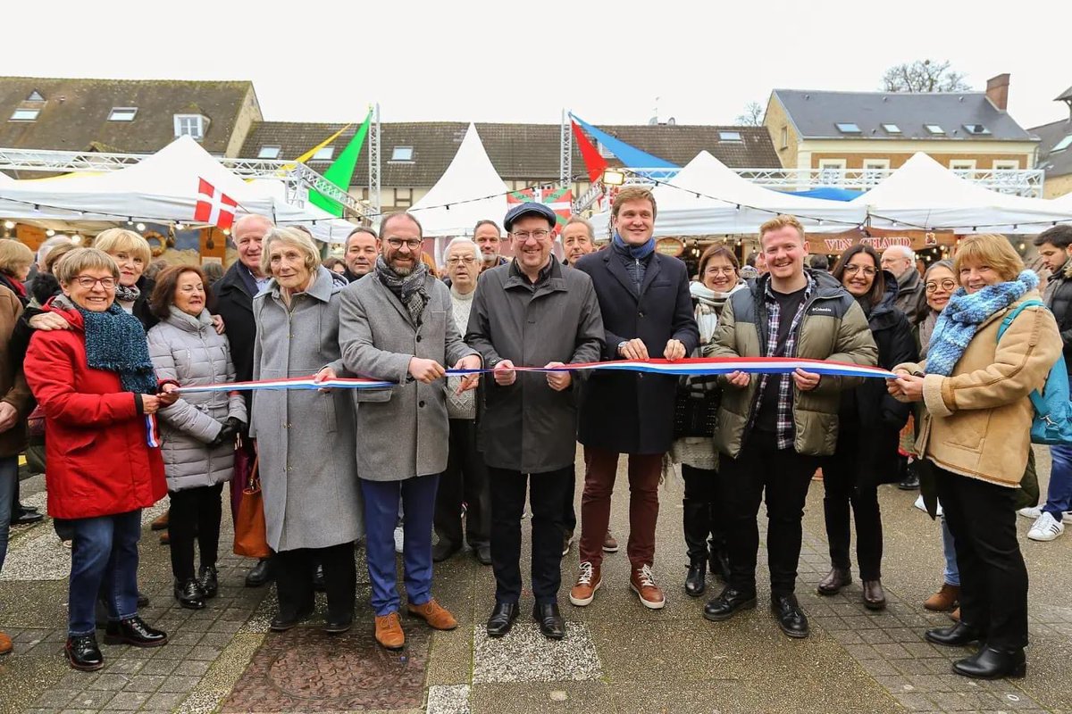 🎄 This weekend, our President <a href="/GwynneMP/">Andrew Gwynne MP</a> and Chairman Cllr @GeorgeNewton1 joined a delegation from Denton to formally open the Marché de Noel in <a href="/VilleMontigny78/">Ville de Montigny-le-Bretonneux</a>.