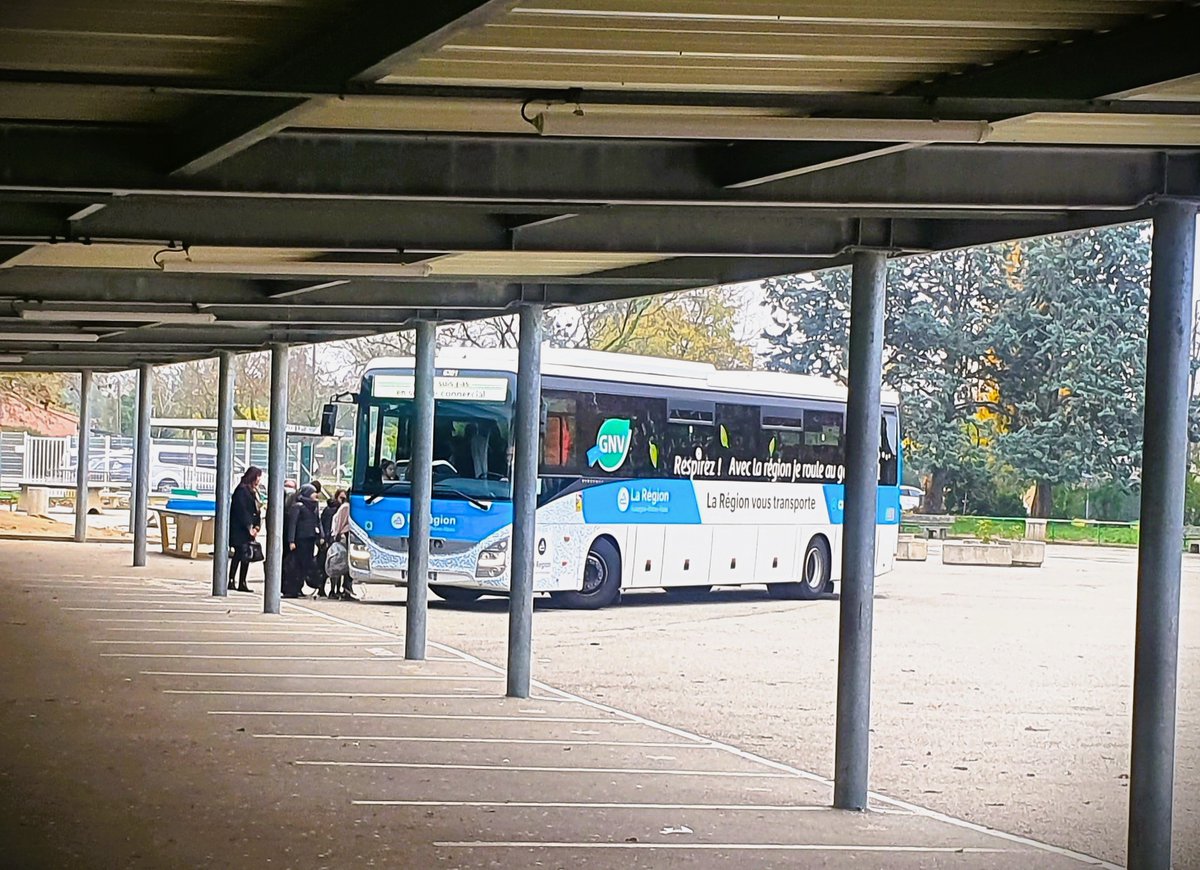 clgMarcelPagnol's tweet photo. Sensibilisation des élèves de sixièmes à la prévention routière par l'#ANATEEP. Au programme 1 heure de théorie suivie de 30 minutes de pratique des transports scolaires avec un bus dans la cour du collège! Merci à Mme Veve (CPE) pour cette organisation. https://t.co/zjf9JTtGM2