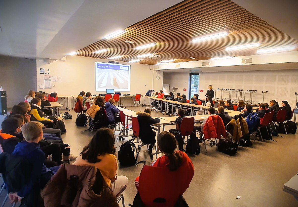 clgMarcelPagnol's tweet photo. Sensibilisation des élèves de sixièmes à la prévention routière par l'#ANATEEP. Au programme 1 heure de théorie suivie de 30 minutes de pratique des transports scolaires avec un bus dans la cour du collège! Merci à Mme Veve (CPE) pour cette organisation. https://t.co/zjf9JTtGM2