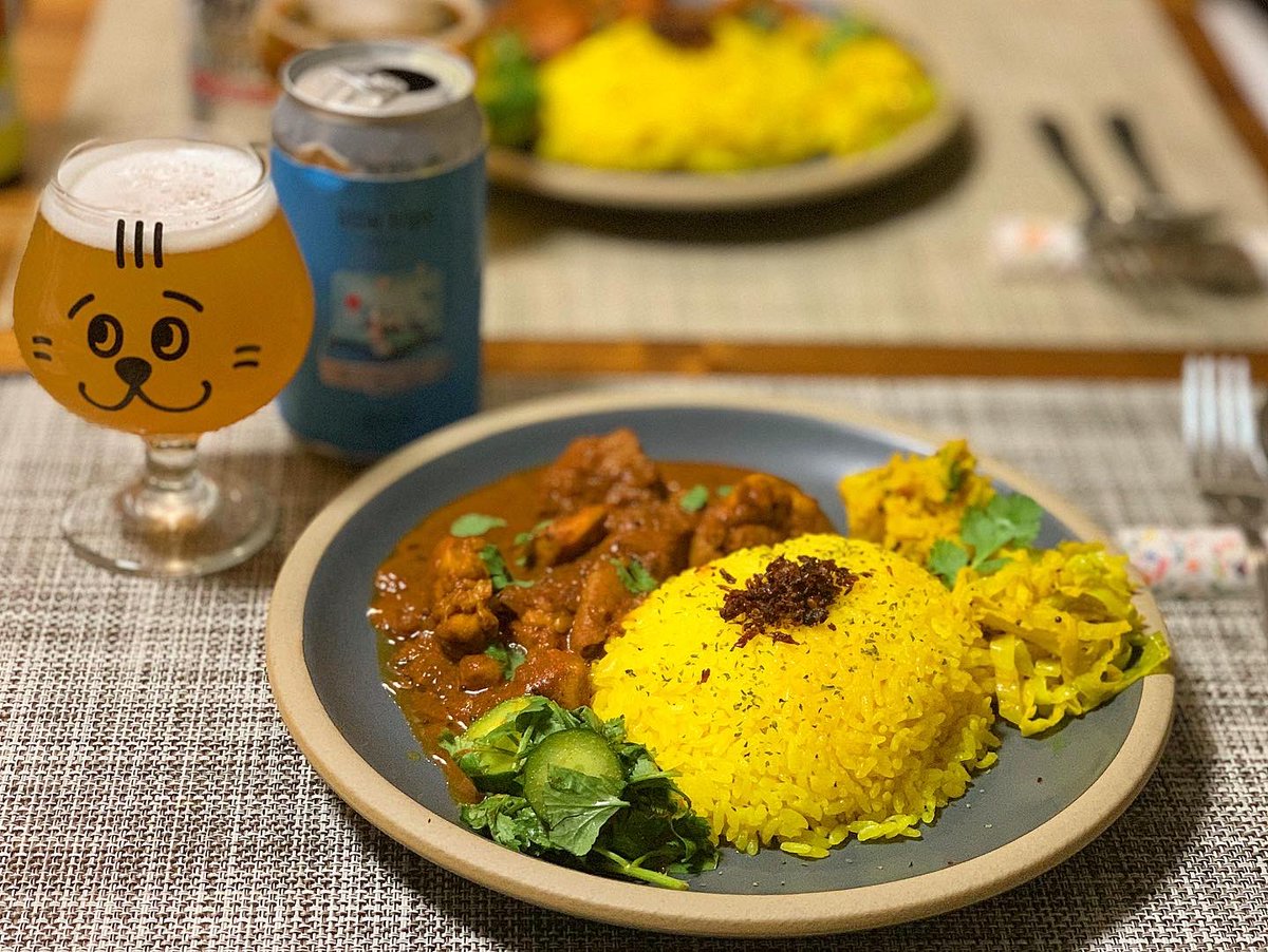 shokou5's tweet photo. ひさびさの カレ活ゆえ，基本に もどり 魯咖レシピの チキンカレーでやんした．南インド風ポテトマサラ，キャベツのトーレン，キュウリと香菜のアチャールを添えて．シンプルながらも かおりだかく，神戸 open air の hazy IPA little trips と ひきたてあうどんな．グビカレー．
#いーじまはすーりや https://t.co/0CqJOX2FcO