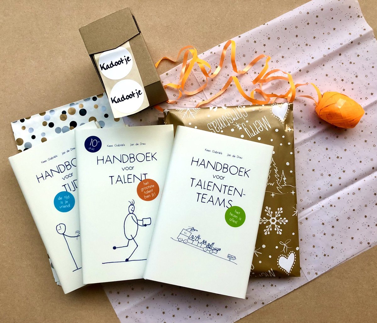 HandboekvTalent's tweet photo. Cadeautijd 🤩! We pakken de handboeken gratis voor je in, bestel nu en je hebt ze snel in huis. #relatiegeschenk #kerstgeschenk #cadeauboek #talent #talentontwikkeling https://t.co/Z8WapcMlQl https://t.co/NbdZccGPrG