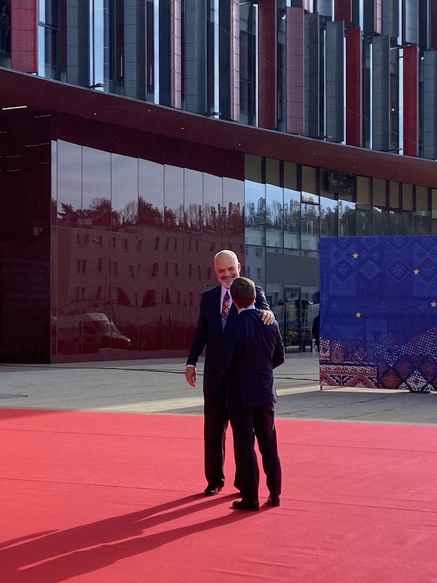 Einige EU-Regierungschefs haben noch Lücken beim Thema Westbalkan: Der schwedische Ministerpräsident Kristersson übersieht den albanischen Gastgeber Edi Rama auf dem roten Teppich. Der Zweimetermann Rama stellt klar „Ich bin hier nicht der Bodyguard“.