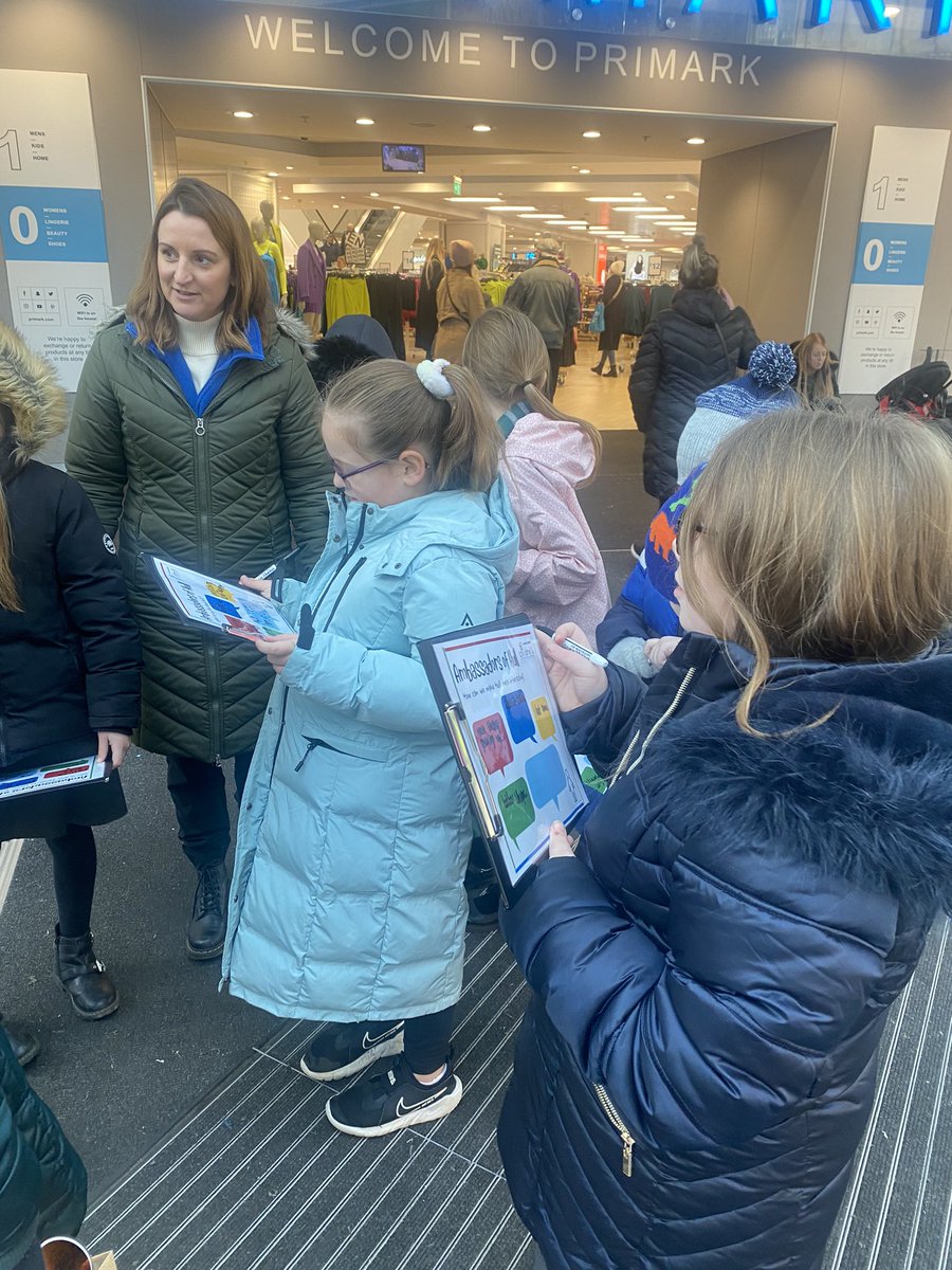 childrensuni's tweet photo. Having a wonderful time, interviewing the amazing people of Hull. The pupils @DorchesterHull are very skilled speakers. #AmbassadorsofHull https://t.co/byphF7pz7L