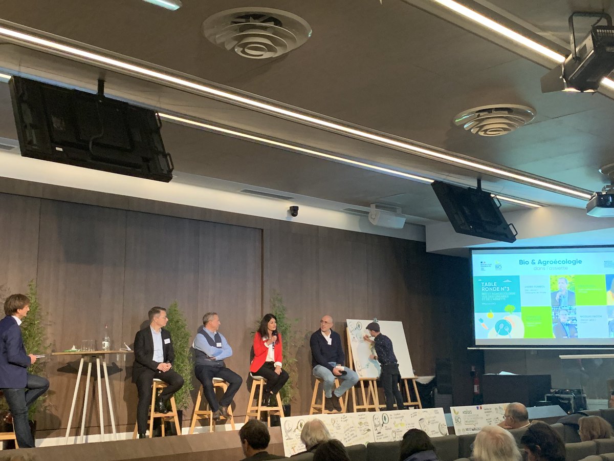 VictoireGenSt's tweet photo. Aux #AssisesBio, @schelcher, DG de @ULesCommercants : 4e acteur du bio, #systemeU ne désinvestira pas sur ce marché. Il faut montrer le #bio, et mettre en avant des qualités. En gardant une offre nombreuse et en lui donnant de la visibilité, en contrôlant son prix. https://t.co/xDB5CXHhQl