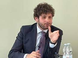 antondepierro's tweet photo. Questo ragazzo di 20 anni si chiama Marco Colarossi ed è consigliere d'opposizione a #Sambuci.L'altra sera ha tenuto in scacco per 6 ore l'intera maggioranza in consiglio comunale,che è terminato quando ha deciso lui.Emblema di competenza e serietà.#Politica #Meloni #Salvini https://t.co/ILUljh0udC