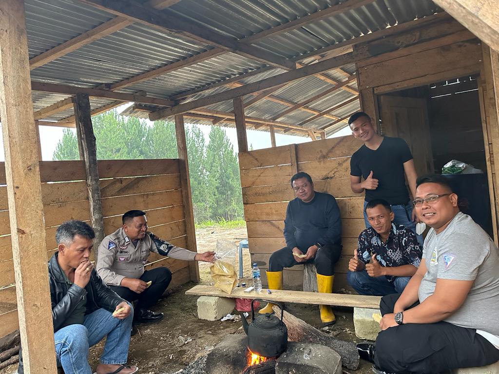 lamhot_sinaga's tweet image. Disela sela meninjau lahan pertanian Relasi, sambil memasak di Sopo bersama tim Relasi.

#dapilsumut2
#relasi
#partaigolkar