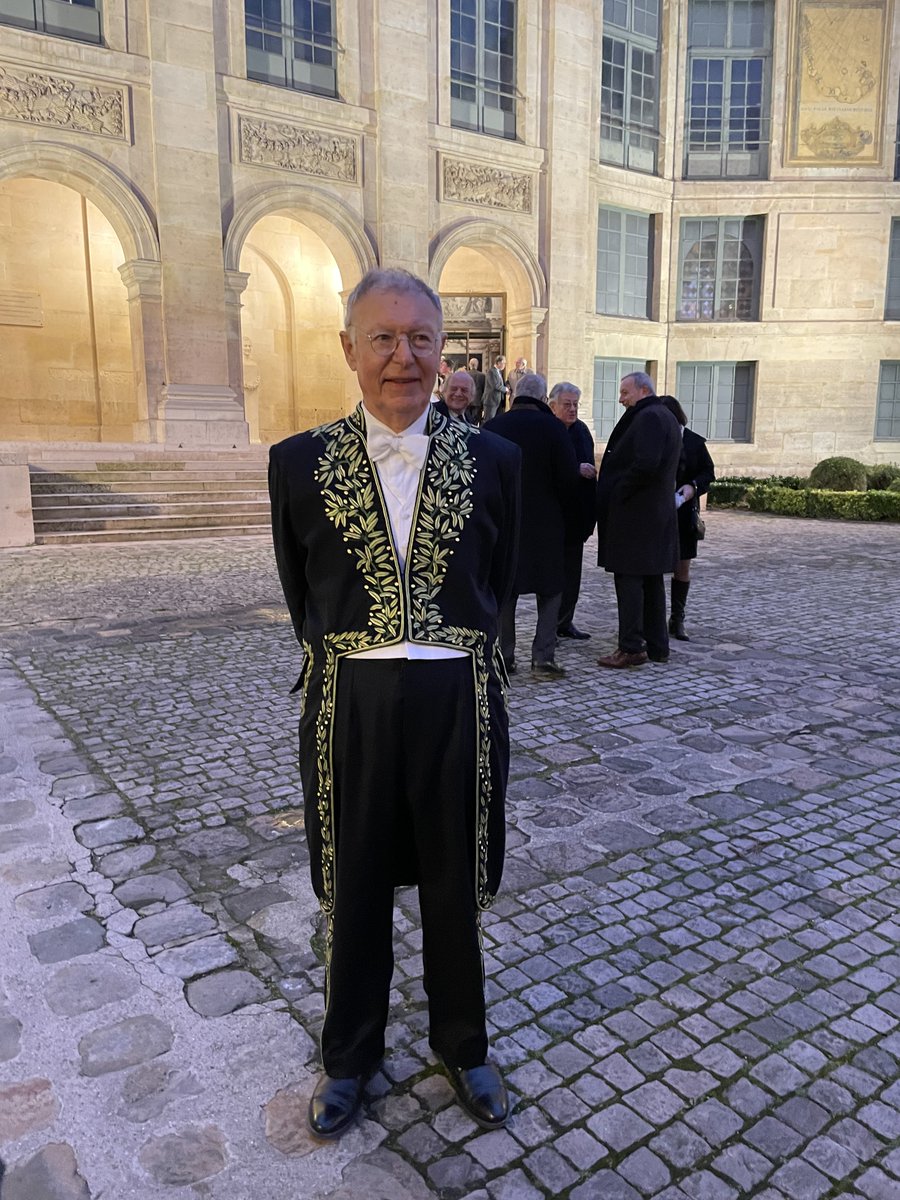 AfriThucy's tweet photo. 🏛️✍️ Hier après-midi, installation sous la coupole et remise de l'épée d'Académicien à Serge Sur – professeur émérite d'@AssasUniversite et fondateur du Centre Thucydide et de l'AFRI – à l'@InstitutFrance @ASMP_officiel 🇫🇷 Nos plus chaleureuses félicitations à lui ! 👏👏 https://t.co/3Rd1rIn7Q4