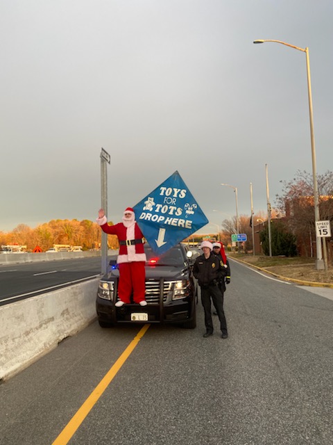 TheMDTA's tweet photo. 🎁MDTA Police annual #ToysForTots campaign starts this morning (6 to 9am) through Thursday, Dec. 8. Convenient drop-off on your commute from 6 to 9am and from 4 to 6pm. Locations and details here https://t.co/LaY6KlbwQP #MDTAPNews #MDHelps https://t.co/wEfO7WPO5f