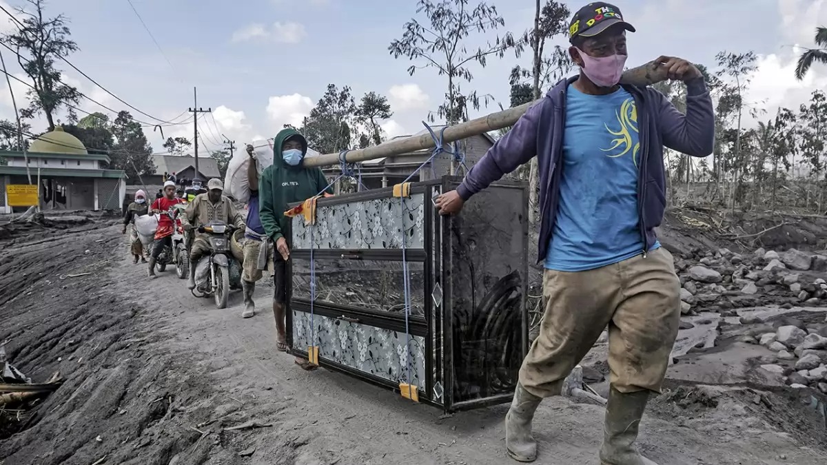 Outlookindia's tweet image. #InPics | Rescue work continues after #MtSemeru volcano explosion

#volcano #Indonesia 

Read more at:

outlookindia.com/international/…