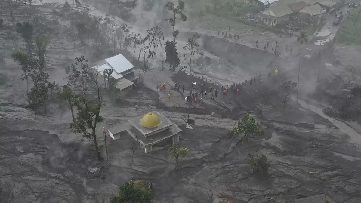 Outlookindia's tweet image. #InPics | Rescue work continues after #MtSemeru volcano explosion

#volcano #Indonesia 

Read more at:

outlookindia.com/international/…