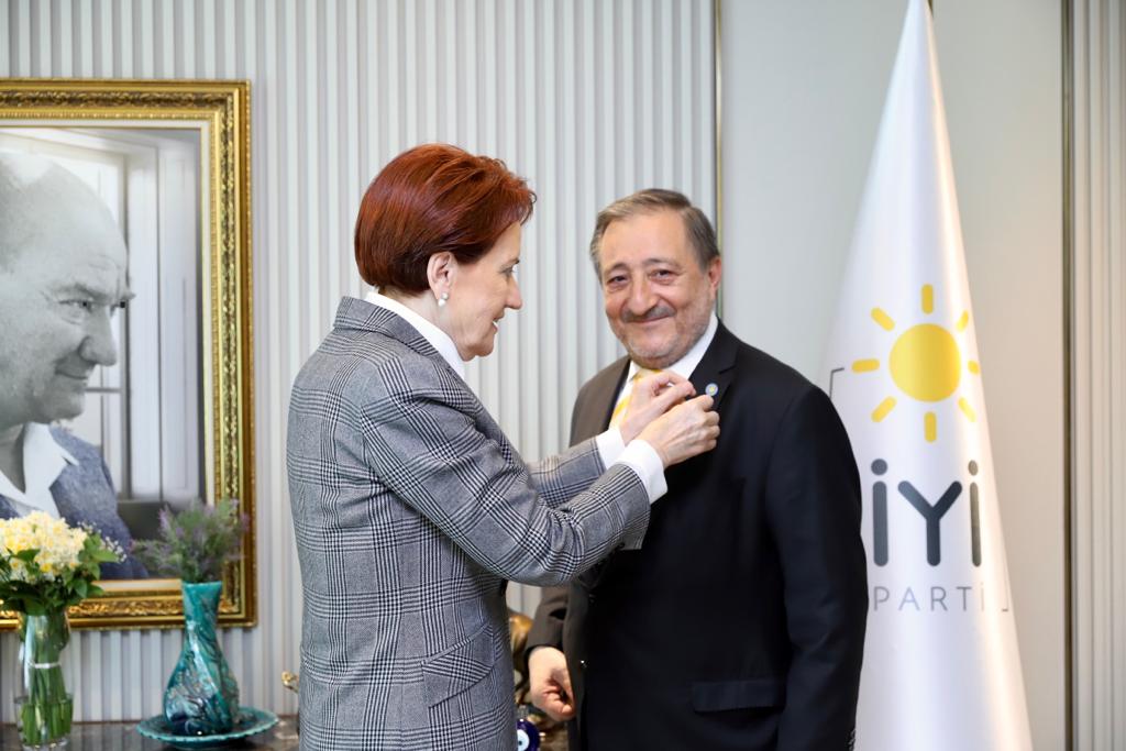 Murat_ide's tweet photo. İş dünyasının duayen isimlerinden, Malatyalıların ağabeyi @hiktan Hikmet TANRIVERDİ de artık @iyiparti de..
Rozetini bizzat @meral_aksener taktı.. https://t.co/Ao41qeg1KZ