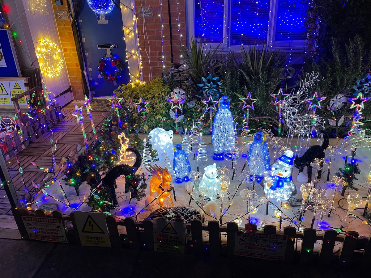 illumination_st's tweet photo. Simon Haynes, shared his gorgeous lighting display with us.
Simon, is raising money for the St Barbados Hospice, as he lost two dear friends to cancer.
#IlluminationSt #IlluminationStWeek #Fundraising https://t.co/WYmnpYkzlX