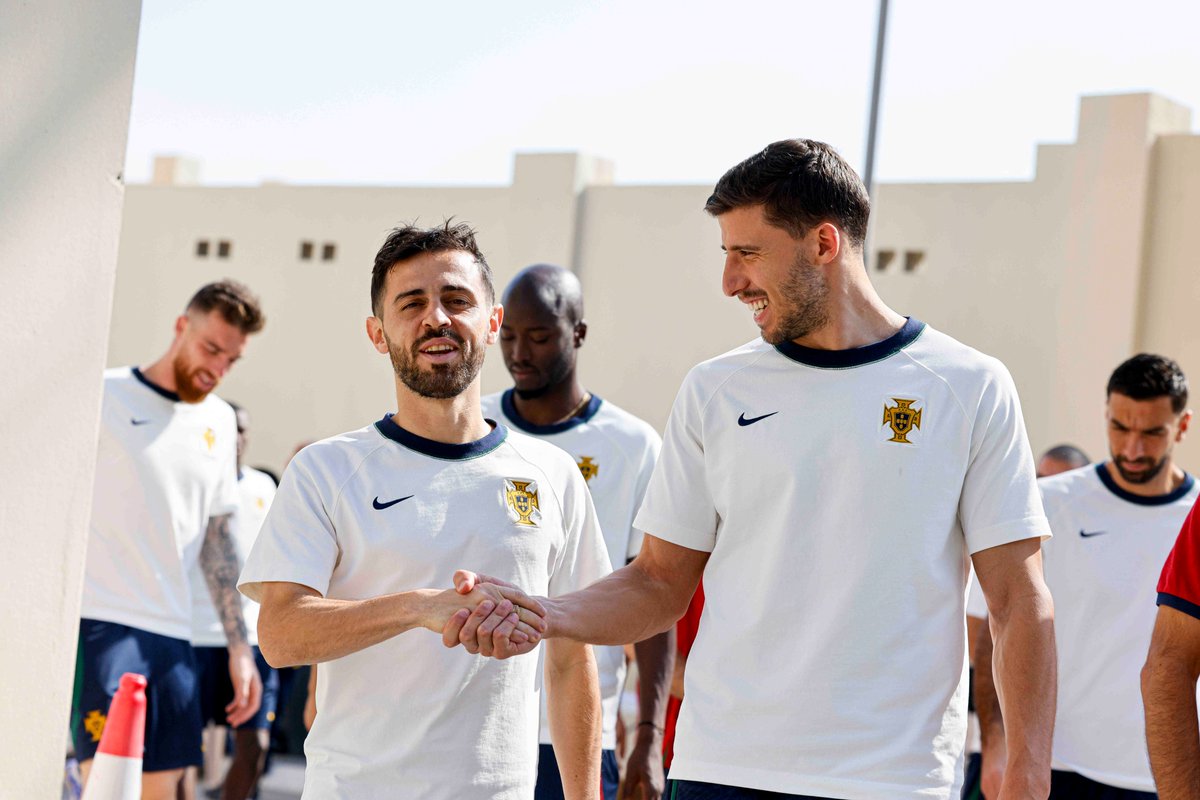selecaoportugal's tweet image. 😄🤝😁

⏳ 𝗣𝗢𝗥 ⚡ 𝗦𝗪𝗜.

#VesteABandeira #WearTheFlag #FIFAWorldCup