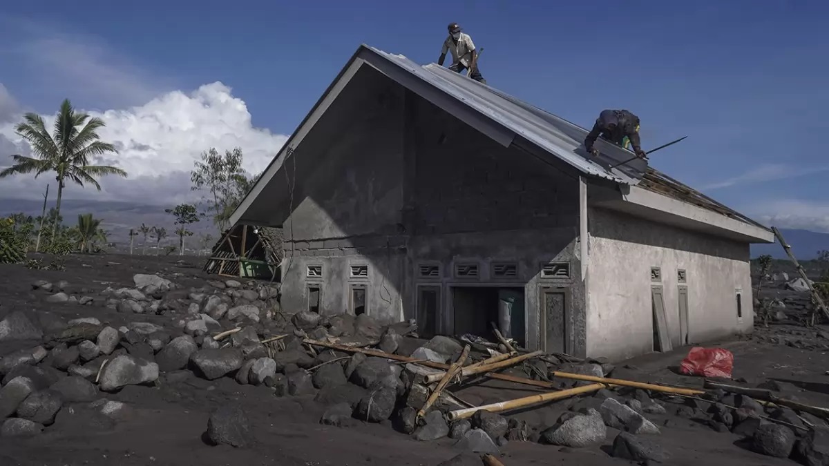 Outlookindia's tweet image. #InPics | Rescue work continues after #MtSemeru volcano explosion

#volcano #Indonesia 

Read more at:

outlookindia.com/international/…