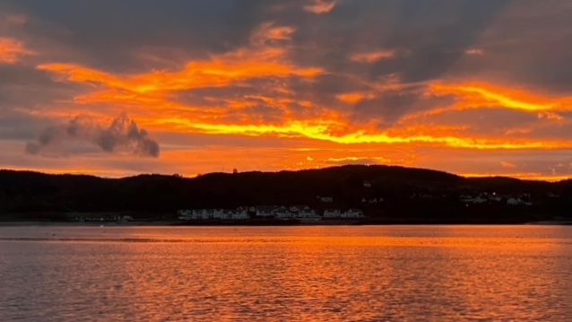 scotseafarms's tweet photo. NIPPY | As temperatures dip below zero, Mother Nature still finds ways to serve up some warmth.

Photo: Sunrise over Ganavan Beach, Oban, by our Dunstaffnage colleague Andrew

#beautifulplacestowork #outdooroffice #sunrise #earlybirdcatchesthesunrise #dunstaffnage #oban #argyll https://t.co/G7ihoPw645
