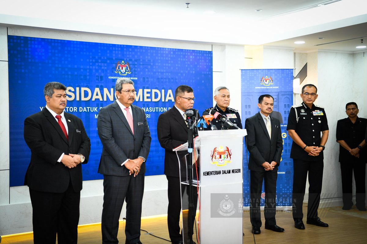 imigresenmy's tweet photo. PUTRAJAYA, 6 Disember 2022 – Majlis Clock-In YB Senator Datuk Seri Saifuddin Nasution bin Ismail sebagai Menteri Dalam Negeri di Kementerian Dalam Negeri, hari ini. 

https://t.co/cayYU6tXkz https://t.co/8cUxk1uNKK