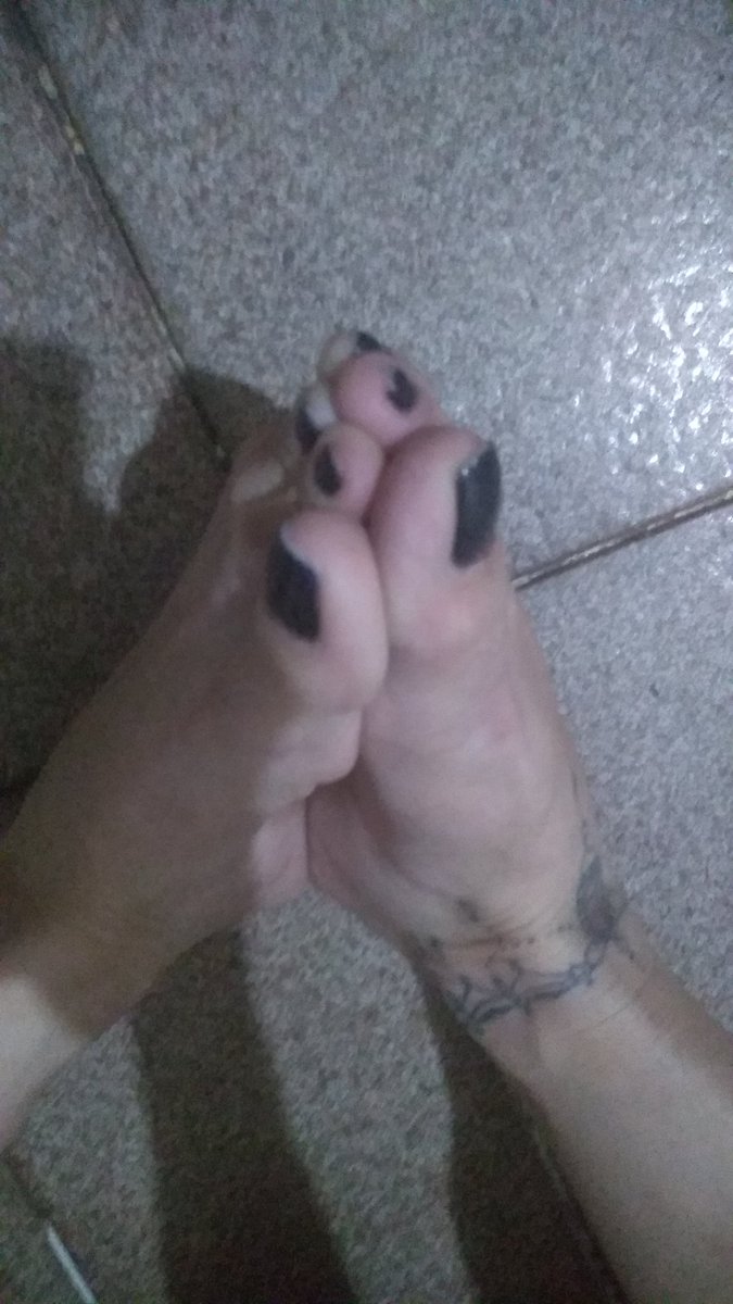 rainhadaniele1's tweet photo. Abre bem a boca, quero enfiar meus pés na sua goela abaixo!! https://t.co/Zma7xj8KUC