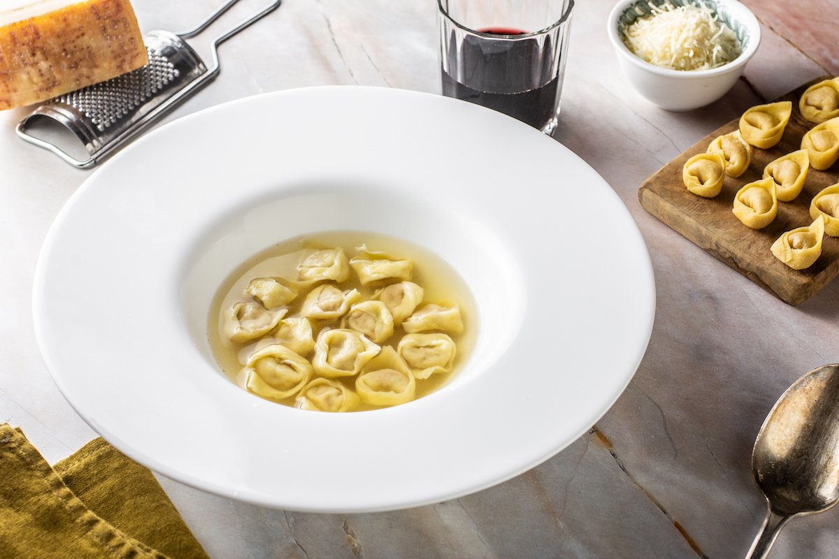 Caldi e avvolgenti come solo la #pastafresca fatta a mano sa essere 🥟 ❤️

Il brodo di carne sta già bollendo e <a href="/Tery_PeP/">Teresa Balzano</a> sta già impastando i #tortelliniemiliani in brodo 🇮🇹

Scopri la ricetta. 
sfizioso.it/ricetta/tortel…