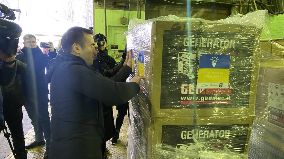 MStakis's tweet photo. Silti un gaiši Ziemassvētki ir tas, ko novēlam Ukrainai laikā, kad ienaidnieks tai grib uzspiest aukstumu un tumsu.

Uz 🇺🇦 nosūtīta pirmā @RigasDome un @ziedot_lv elektrības ģeneratoru un siltuma pūtēju krava, kas dos siltumu un gaismu Kijivas slimnīcām, skolām un cilvēkiem. https://t.co/RQgh6HLtGI