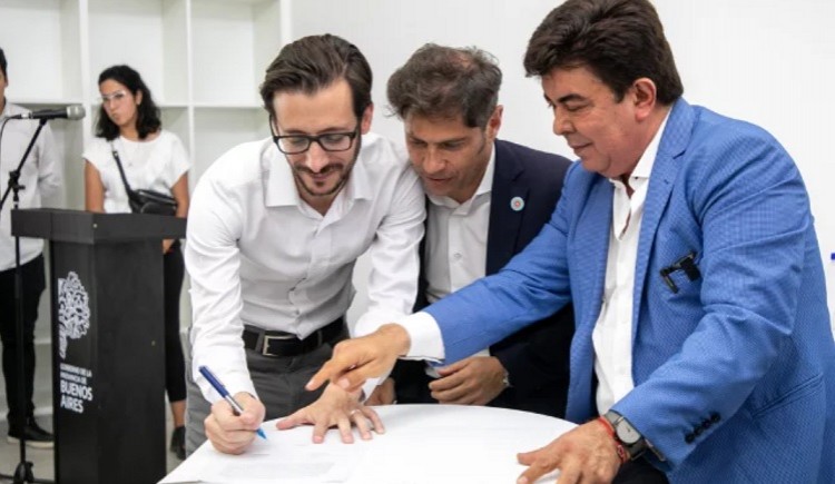 SNonline1's tweet photo. #LaMatanza
Firmaron un convenio para realizar obras de infraestructura en Virrey del Pino

Los proyectos cuentan con una inversión de 3.400 millones de pesos y beneficiarán a más de 150.000 vecinos.

https://t.co/FTaXG86ufl https://t.co/vW6HDSVPhd