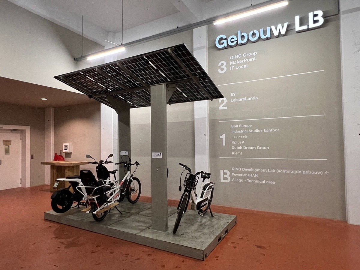 CME_Project's tweet image. Participants at the @INTERREG_NWE #CleanMobilEnergy final conference are given an inside look into the #Stuttgart city pilot — an exemplar the city of Hannover is now following with their recent order for 35,000 charging stations across the city. ⚡️🌱 #emobility @eflow_freeflow