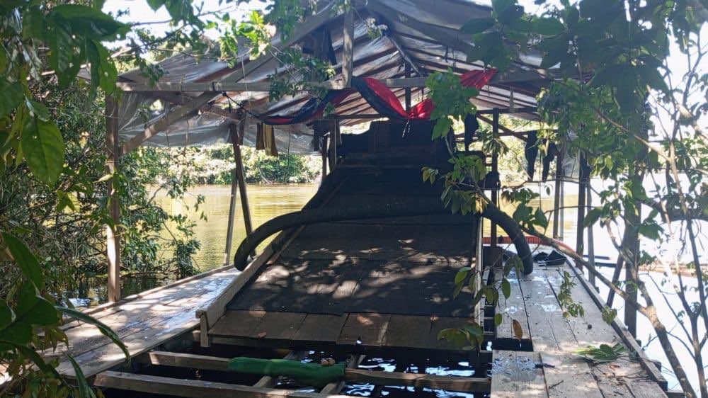 Redi_andes's tweet photo. FANB en defensa de nuestra Soberanía desplegada en La Gran Sabana, desmantelando las estructuras ilegales de minería. Los derechos mineros son temporales y se ejercerán dentro de los límites geográficos asignados según contrato social, jamás arbitrariamente en Parques Nacionales. https://t.co/a1IeW4PQmb