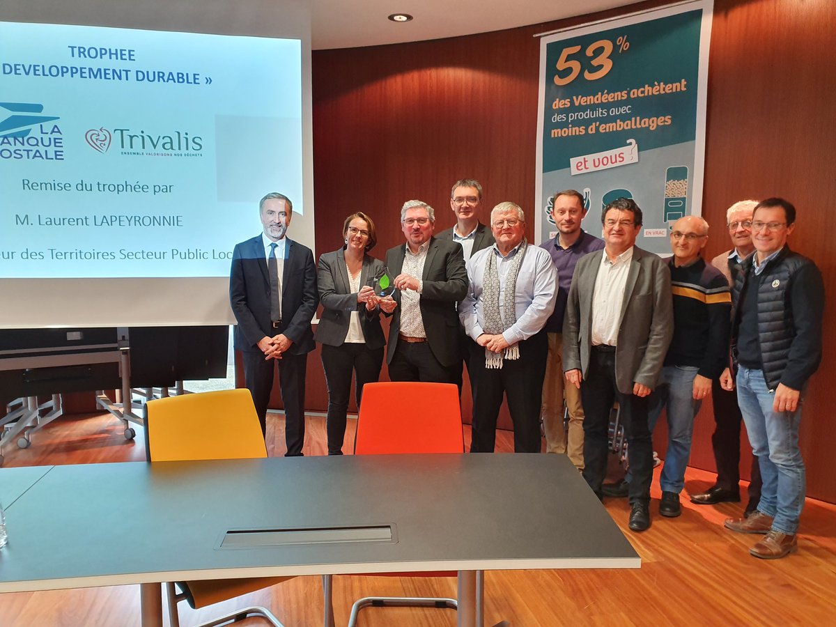 Laurent Lapeyronnie, directeur à la Banque postale, remet le trophée Prêt vert à Damien Grasset. <a href="/trivalis/">Trivalis</a> recourt à des prêts, en effet, pour des équipements fournissant des énergies renouvelables, d'une part, une installation de tri, d'autre part. #trophee #environnement #EnR