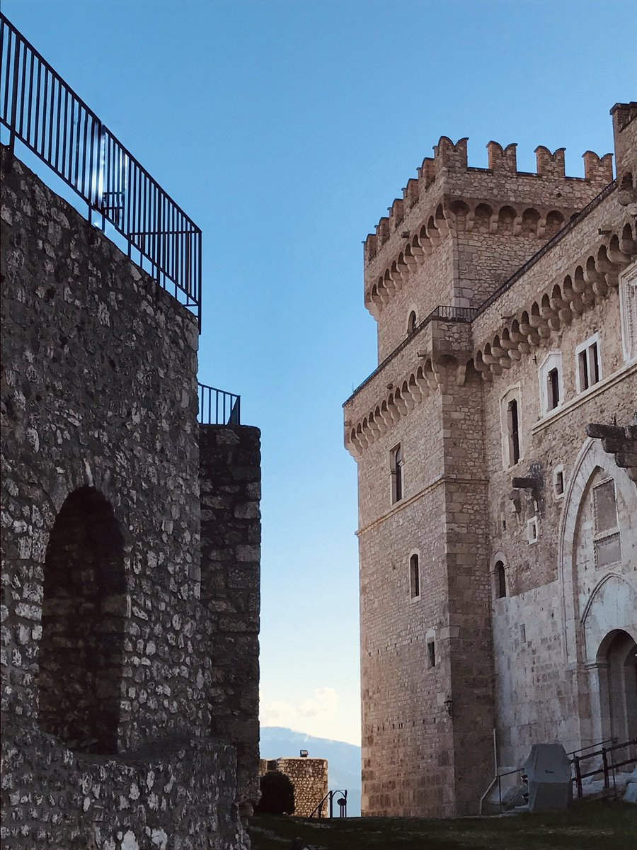 “La vibrazione sfacciata della pietra, un’epoca lontana ma ancora intatta e quel modo che hanno le torri di farsi guardare.”🏰 (Fabrizio Caramagna)

Foto di <a href="/luciana_taccone/">Luciana</a> 
#celano #abruzzo #italia 
<a href="/paesaggiabruzzo/">Paesaggi d'Abruzzo</a> <a href="/visitabruzzo/">visitabruzzo</a> @tgrraiabruzzo @rete8news <a href="/viabilitasdp/">Strada dei Parchi Viabilità</a>