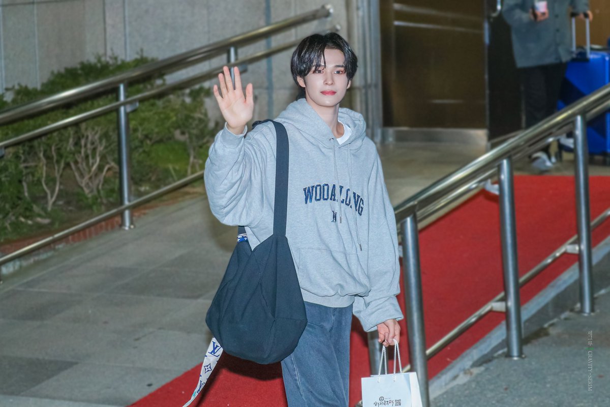 [HQ] 221015 뮤직뱅크 퇴근길

📍크래비티 세림

      세림아 유죄인거 알지?
      무심하게 입었는데 멋있는거🤦🏻‍♀️

#CRAVITY #크래비티
#세림 #박세림 #SERIM #バク·セリム