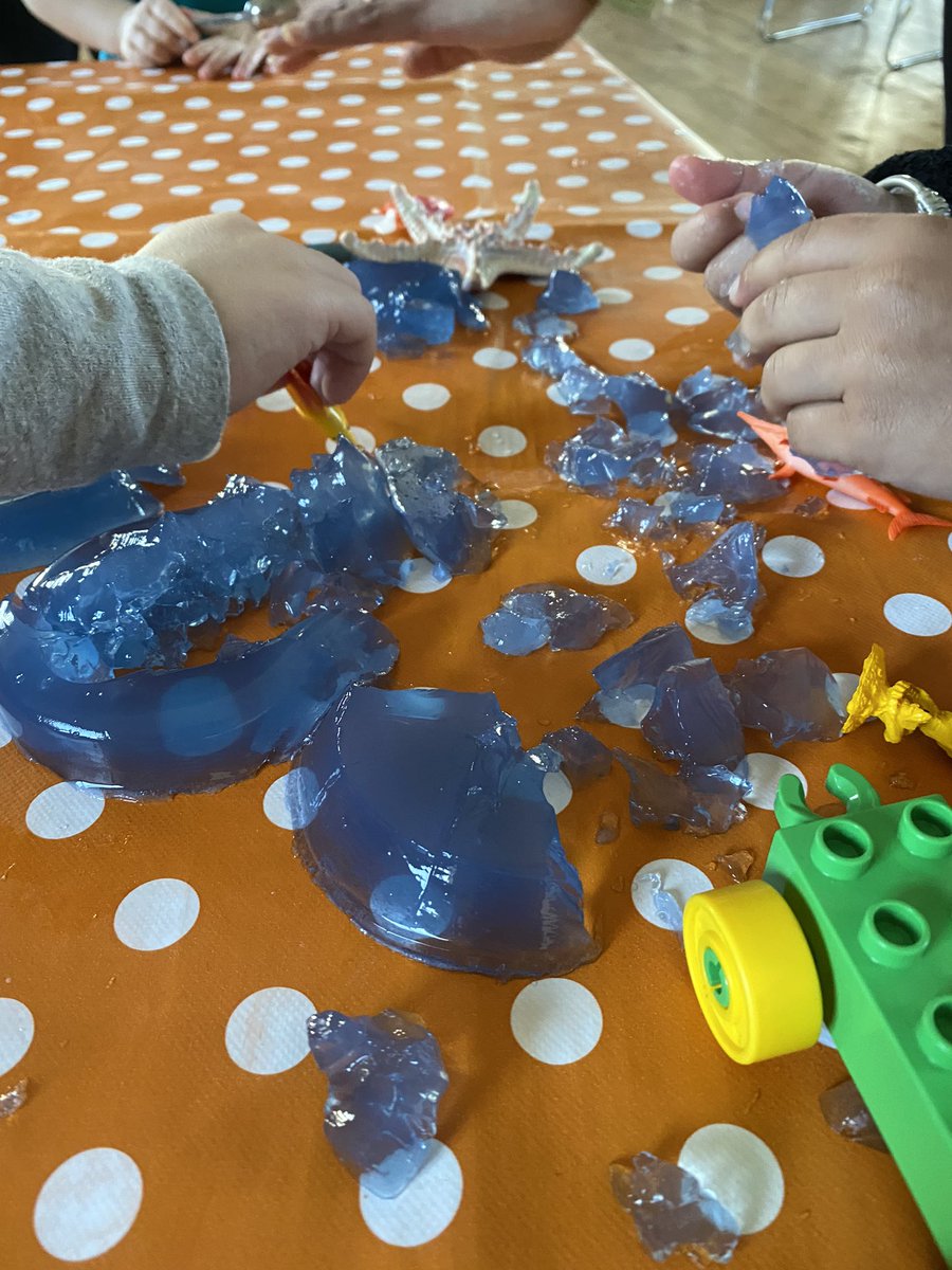 Children at Bookbug &amp; Play this morning having great fun finding fish in jelly! We meet every Tuesday 10-12noon in Bardowie St hall, all under 5s &amp; their carers welcome.  <a href="/SSfF_Scotland/">Stepping Stones for Families</a> <a href="/bethanychtrust/">Bethany Christian Trust</a> @Bookbug_SBT