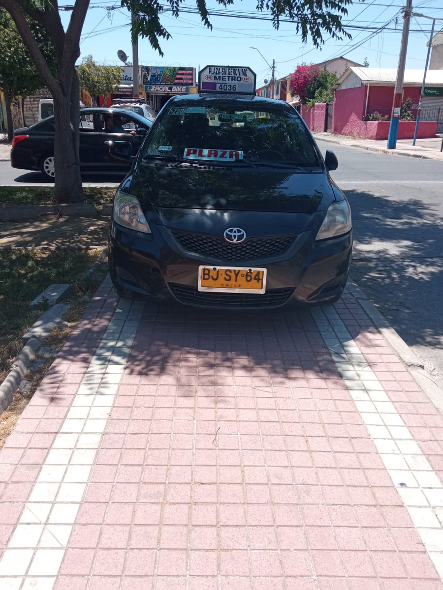 lrmanriquez's tweet photo. Colectivero línea 4036 en #PuenteAlto patente BJSY64 se estaciona todos los días sobre la vereda en esquina de Sargento Menadier y Andrés Bello, poniendo en grave riesgo a los peatones que circulan. Tipo 13.30 hrs todos los días. Por favor @mpuentealto https://t.co/2K4KKrMIXh