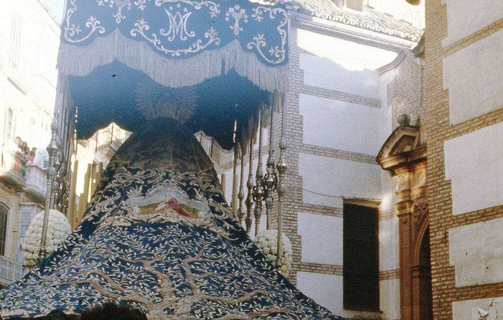 El fabuloso manto de Ntra, Sra. de la Concepción en su salida por aquellos años ochenta. #CofradiasMLG