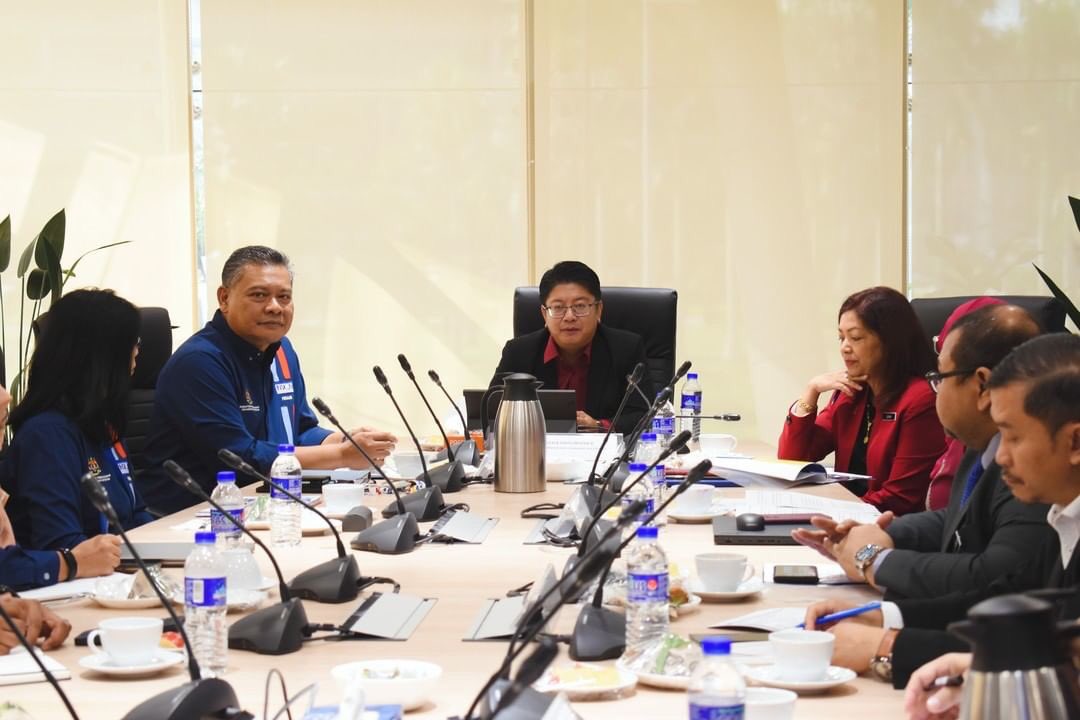 KUSKOPMalaysia's tweet photo. Sesi Kunjungan hormat 
YB Datuk Ewon Benedick, Menteri Pembangunan Usahawan dan Koperasi (KUSKOP) ke INSKEN, Cyberjaya hari ini.

Berita penuh: https://t.co/TU91tUIjAY

#kuskoprihatin 
#bekerjabersamarakyat 
#pm10 https://t.co/0KeabtxZVc