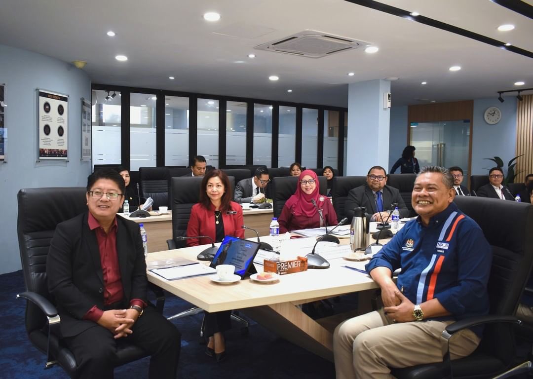 KUSKOPMalaysia's tweet photo. Sesi Kunjungan hormat 
YB Datuk Ewon Benedick, Menteri Pembangunan Usahawan dan Koperasi (KUSKOP) ke INSKEN, Cyberjaya hari ini.

Berita penuh: https://t.co/TU91tUIjAY

#kuskoprihatin 
#bekerjabersamarakyat 
#pm10 https://t.co/0KeabtxZVc