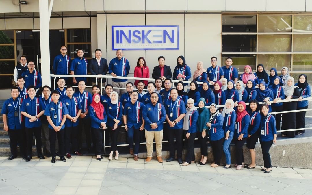 KUSKOPMalaysia's tweet photo. Sesi Kunjungan hormat 
YB Datuk Ewon Benedick, Menteri Pembangunan Usahawan dan Koperasi (KUSKOP) ke INSKEN, Cyberjaya hari ini.

Berita penuh: https://t.co/TU91tUIjAY

#kuskoprihatin 
#bekerjabersamarakyat 
#pm10 https://t.co/0KeabtxZVc