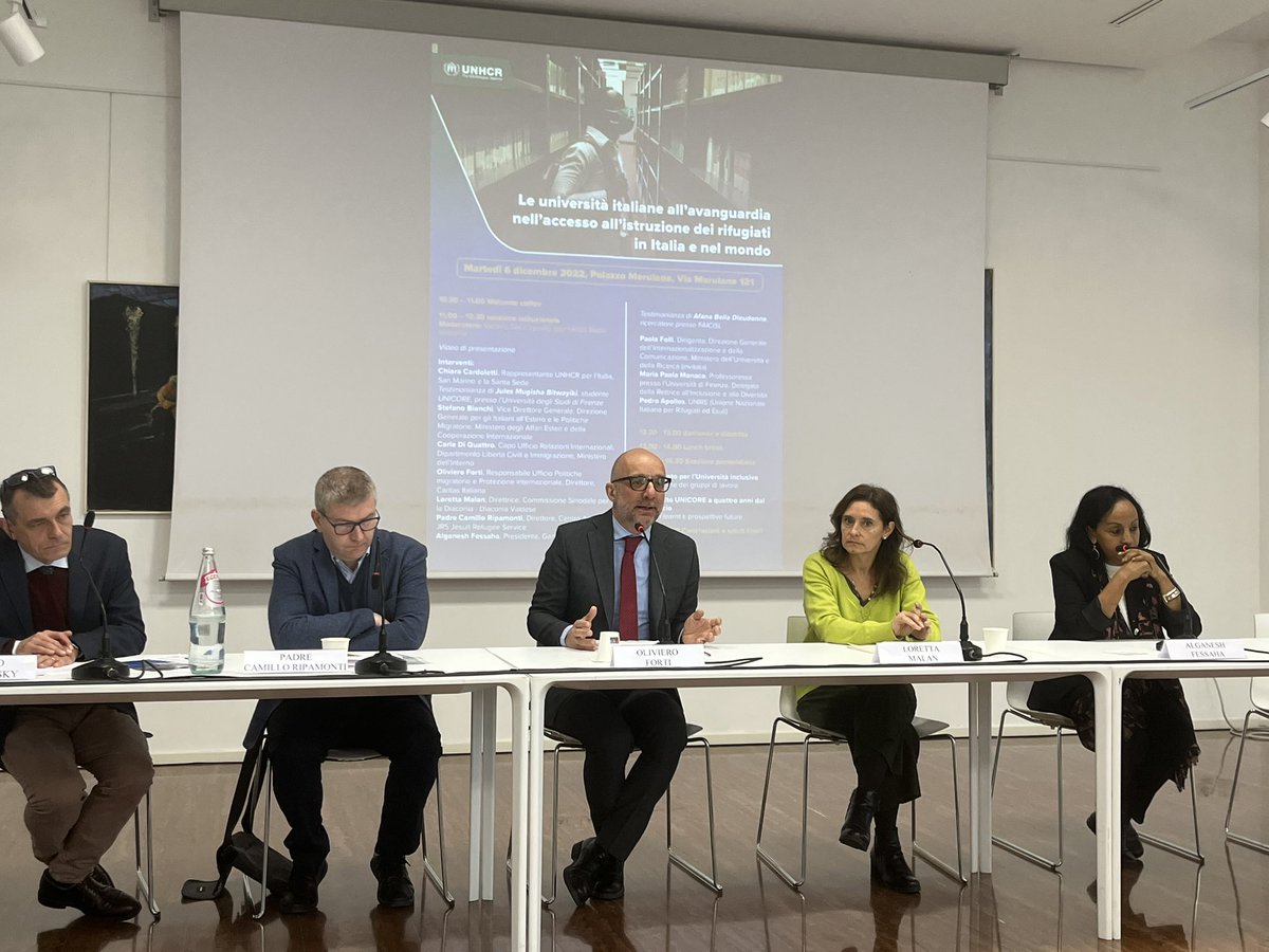 1/2 <a href="/olivieroforti/">oliviero forti</a> <a href="/CaritasItaliana/">Caritas Italiana</a> all’evento ‘Le Università italiane all’avanguardia nell’accesso all’istruzione dei rifugiati’: “Esperienze come #UNICORE ci dimostrano che le migrazioni non sono sempre fenomeni emergenziali - ma anche fenomeni che producono effetti positivi”.