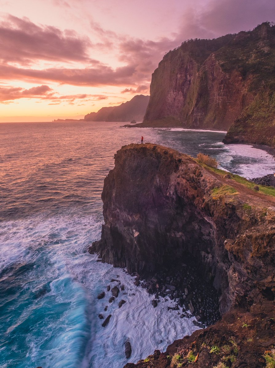 Waiting for the sunrise over the ocean! with <a href="/TG4TV/">TG4</a> on Inis Oírr #truestory 😉
#odonnellphotography