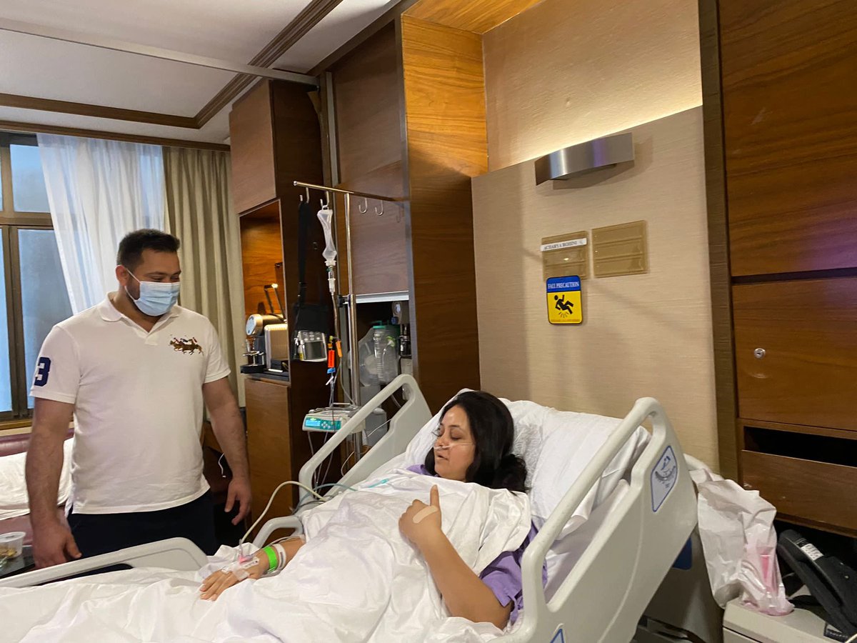 ऑपरेशन के बाद मेरी प्यारी बहन का आत्मविश्वास अलौकिक,अपूर्व और अद्भुत है।

मेरी प्यारी बहन रोहिणी आचार्य ने अटूट प्रेम, असीम त्याग, अदम्य साहस, अद्वितीय समर्पण और रिसते रिश्तों के वर्तमान दौर में अकल्पनीय पारिवारिक मूल्यों की जो अनूठी मिसाल कायम की है वह अवर्णनीय और अविस्मरणीय है।