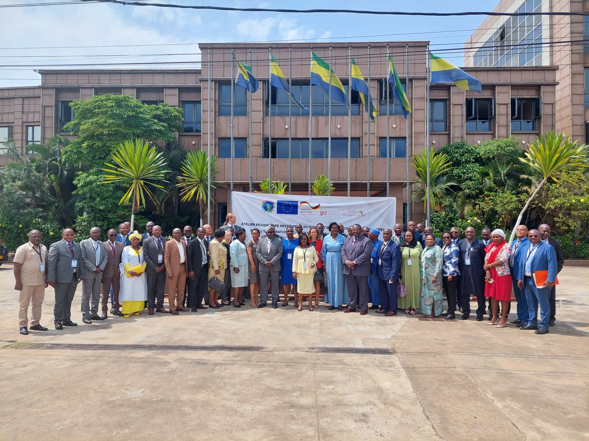 pais_rosario's tweet photo. 🇪🇺🇬🇦 Lors de #AtelierRégional de restitution du #RapportdeDiagnostic des #frontières pour l'élaboration de la #StratégieRegionale de #GouvernanceDesFrontières de la #CEEAC et son #PlandAction. https://t.co/BBGVQKT90Q