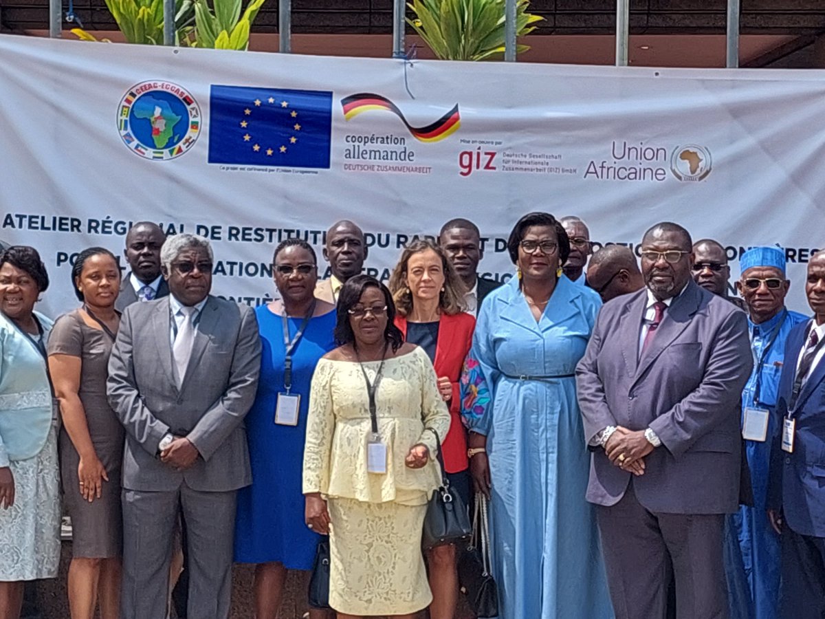 pais_rosario's tweet photo. 🇪🇺🇬🇦 Lors de #AtelierRégional de restitution du #RapportdeDiagnostic des #frontières pour l'élaboration de la #StratégieRegionale de #GouvernanceDesFrontières de la #CEEAC et son #PlandAction. https://t.co/BBGVQKT90Q
