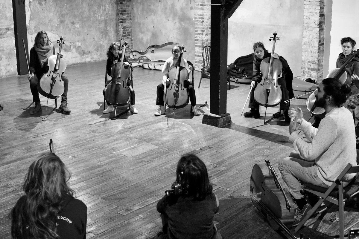 ClassiqueLavoir's tweet photo. [MASTER-CLASSE VIOLONCELLE ET IMPROVISATION] Bravo aux 16 violoncellistes qui ont participé samedi à la master-classe du @DuoBrady organisée par Le Ponton des Arts au @lm_parisien dans le cadre du festival. RDV dimanche 11/12 à 12h pour le concert de restitution. C'est gratuit ! https://t.co/DNcSjNWQKQ