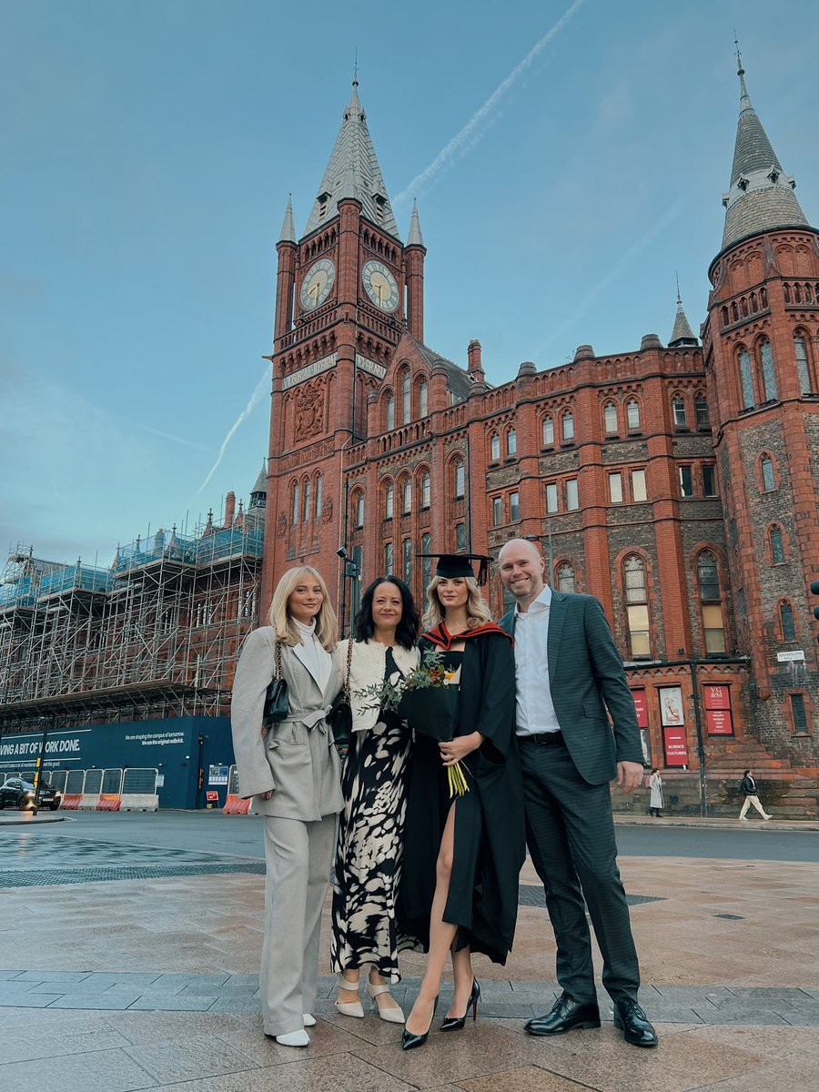 EvieOliver_'s tweet photo. Graduated with an MPhil in Women’s Health and couldn’t be happier 👩🏼‍🎓⭐️

Incredibly grateful for my supervisors, their support and wisdom over last year and my family and friends who I couldn’t have done it without ❤️

@asharpliverpool @LivuniILCaMS @LivUniMedicine https://t.co/OkOV7q55rd