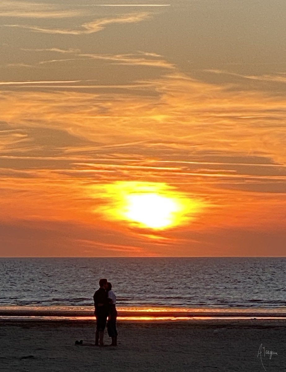 anne_margerie's tweet photo. #Chabadabada …aucune retouche #plage de #deauville #calvados #normandie #igersnormandie #mer #sable #coucherdesoleil #sunset #sunsetlovers #amoureuxaucoucherdusoleil #amoureux #ciel #cielembrasé #cielorange #cielchoucherdesoleil #photo #photographie #art #galleriedart #gallerie https://t.co/0KY43r3ePz