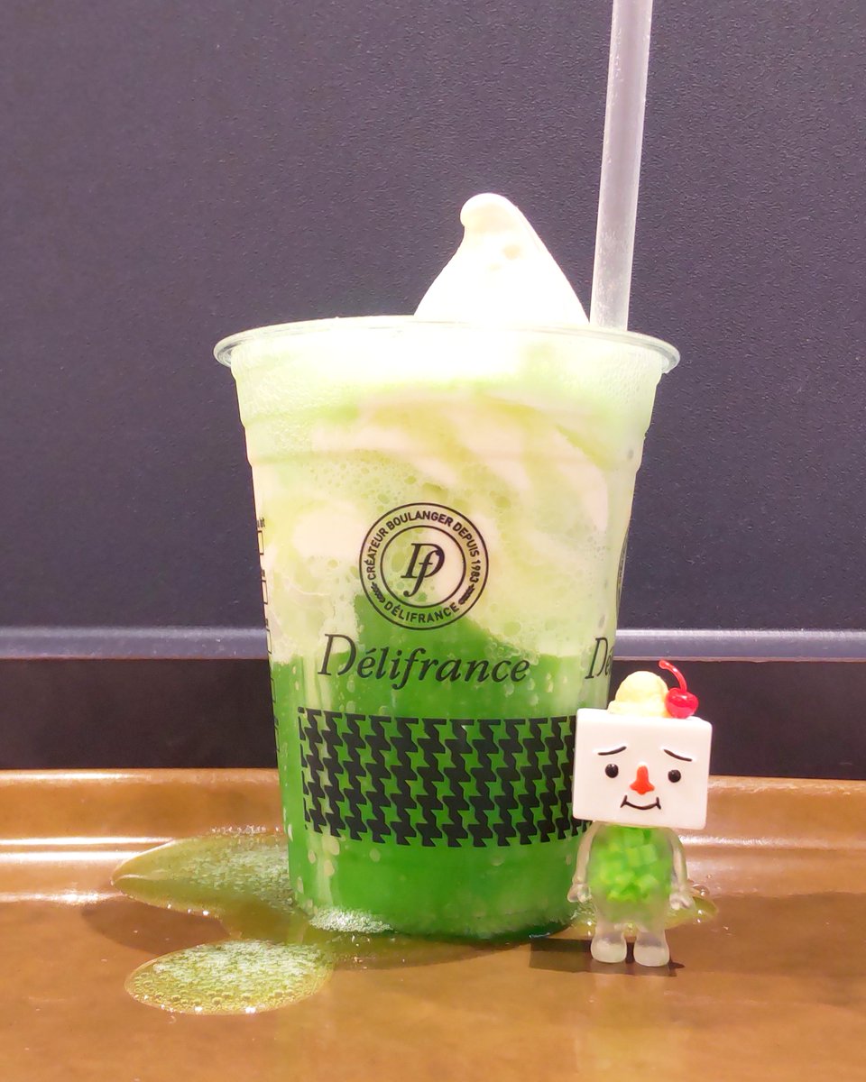 tome3wanoutenki's tweet photo. ハプニング！
氷が少なかったせいなのか、アイスが沈んで溢れたクリームソーダ。
#クリームソーダ #クリソ #creamsoda #デリフランス #デリフランス #delifrance #ミニトーフ #ソフビ #sofubi #自分でカスタム #mycustom https://t.co/XRZBvzhohP