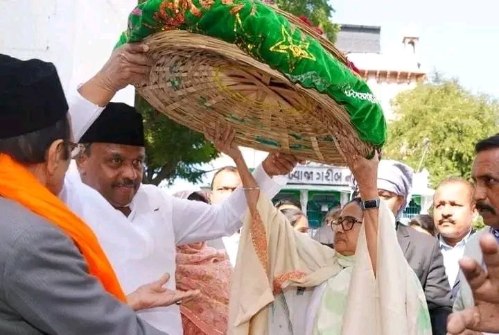 MLAPhirojaBibi's tweet photo. মাননীয়া মুখ্যমন্ত্রী মমতা বন্দ্যোপাধ্যায়ের আজকের আজমের শরিফে যাওয়ার কিছু মুহূর্ত।

বৈচিত্র্যের মধ্যে ঐক্য হচ্ছে আমাদের দেশের অঙ্গীকার। সেই অঙ্গীকারেই আমাদের সকলকে অঙ্গীকারবদ্ধ করালেন মমতা বন্দ্যোপাধ্যায়।
@MamataOfficial https://t.co/7sm1Z0IAN1