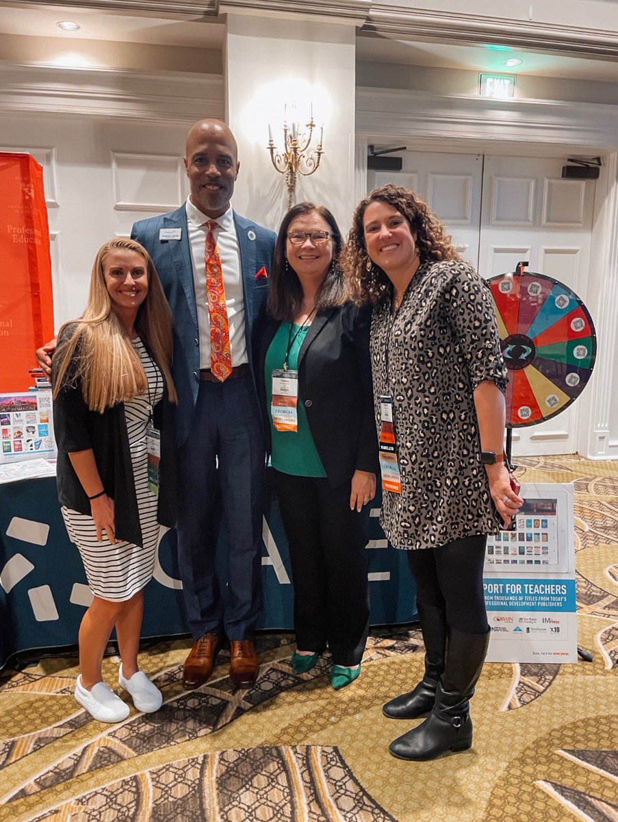 LoriGuyler's tweet photo. If you missed the Gale table at the sponsor reception, you missed out!! 🎉🎁🍾@GaleSchools #LearnFwd22 #BestBooth #Swag https://t.co/AQU70fIl9J