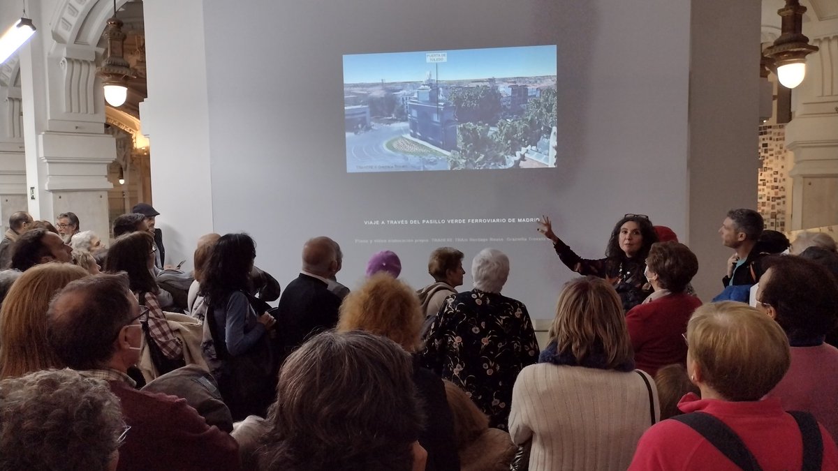 AVVerdeImperial's tweet photo. .@GTrovatoArq, comisaria de la exposición, explica la elaboración del video 📺
"Viaje a través del #PasilloVerde Ferroviario de Madrid" #Arganzuela 🚂🚆🚄

🔗 https://t.co/hxF1Ux3iQM https://t.co/0tWw0XYnIj