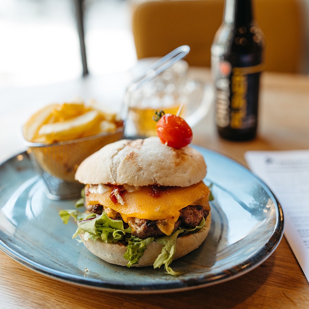 Día festivo y el tiempo un poco regulero?Tenemos la combinación perfecta de #hamburguesa y cerveza artesana madrileña Chula,para amenizar y cargarte de energía en este día gris en #Madrid 🌥 
#camdencoffeeroasters #solobuencafe
#cervezaartesana #homemadeburger #burger #burgerporn